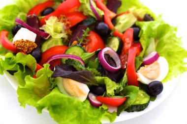 bir tabloda, seçici odak bir tabak içinde taze sebze salatası