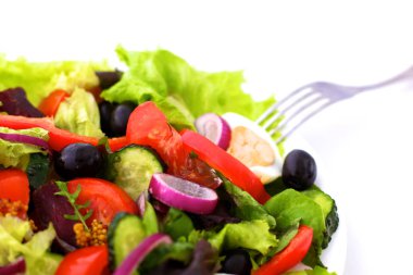 bir tabloda, seçici odak bir tabak içinde taze sebze salatası