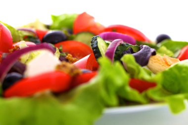 bir tabloda, seçici odak bir tabak içinde taze sebze salatası