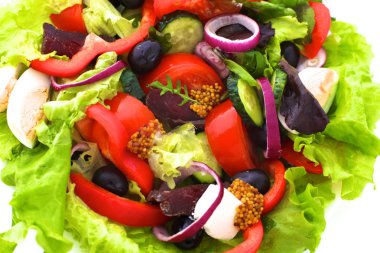 bir tabloda, seçici odak bir tabak içinde taze sebze salatası