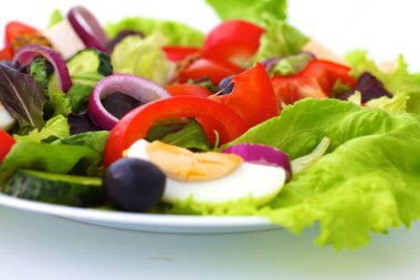 bir tabloda, seçici odak bir tabak içinde taze sebze salatası