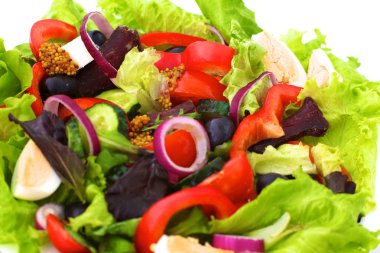 bir tabloda, seçici odak bir tabak içinde taze sebze salatası