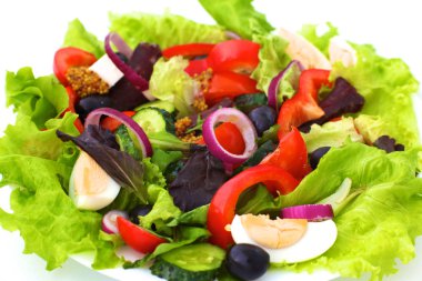 bir tabloda, seçici odak bir tabak içinde taze sebze salatası