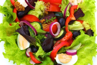 bir tabloda, seçici odak bir tabak içinde taze sebze salatası