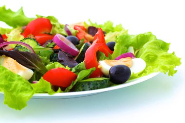 bir tabloda, seçici odak bir tabak içinde taze sebze salatası