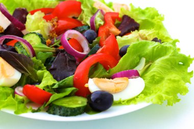 bir tabloda, seçici odak bir tabak içinde taze sebze salatası