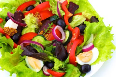 bir tabloda, seçici odak bir tabak içinde taze sebze salatası