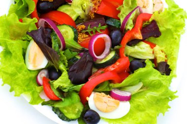 bir tabloda, seçici odak bir tabak içinde taze sebze salatası