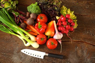 Ahşap bir masa üzerinde taze sebze. Sağlıklı gıda. Diyet