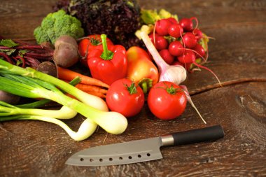 Ahşap bir masa üzerinde taze sebze. Sağlıklı gıda. Diyet