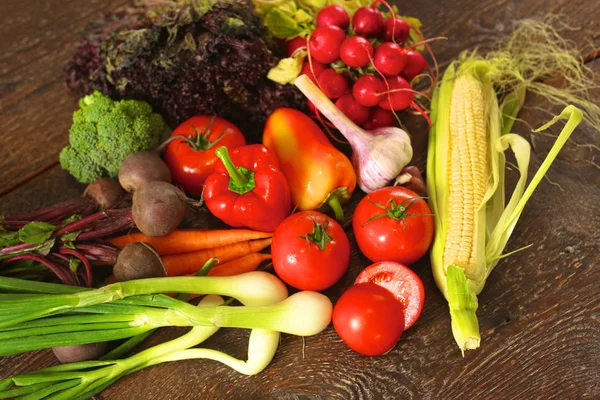 Čerstvá zelenina na dřevěný stůl. Zdravé jídlo. Strava — Stock fotografie