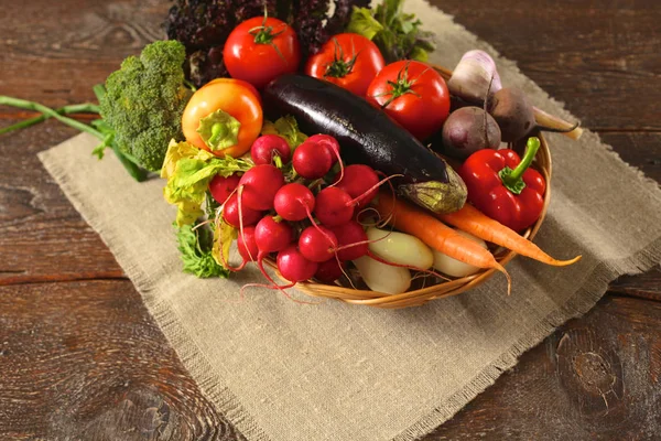 Légumes frais sur une table en bois. Une nourriture saine. Régime alimentaire — Photo