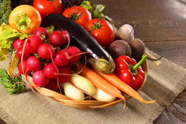 Fresh vegetables on a wooden table. Healthy food. Diet — Stock Photo, Image