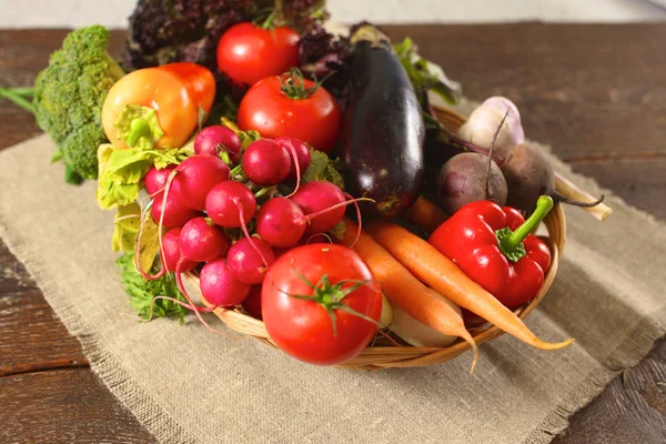 Čerstvá zelenina na dřevěný stůl. Zdravé jídlo. Strava — Stock fotografie