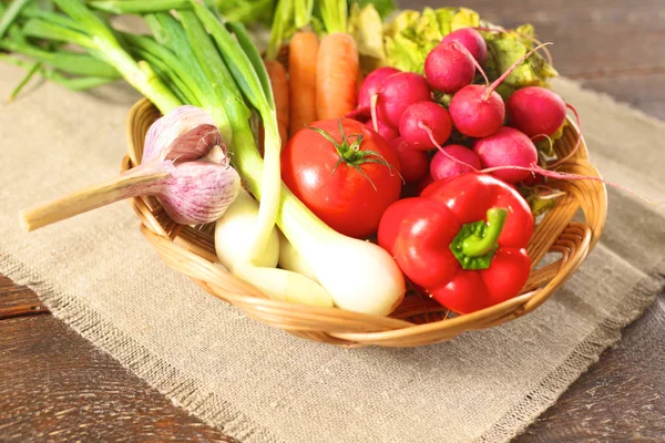 Légumes frais sur une table en bois. Une nourriture saine. Régime alimentaire — Photo