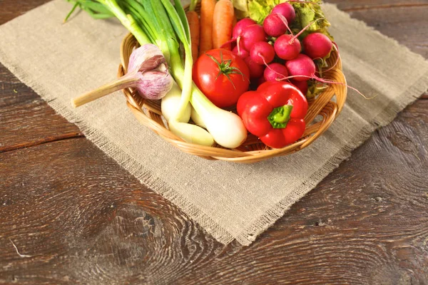 Verduras frescas en una mesa de madera. Comida saludable. Dieta — Foto de Stock