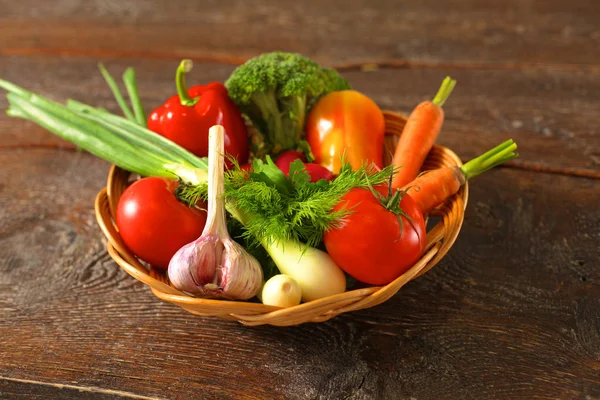 Verduras frescas en una mesa de madera. Comida saludable. Dieta — Foto de Stock