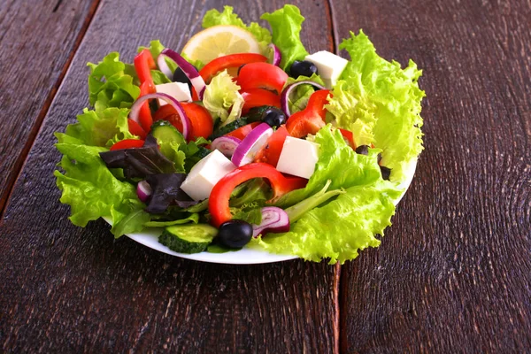 Friss zöldség, egy fából készült asztal. Egészséges étel. Diéta — Stock Fotó
