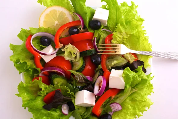 Salát z čerstvé zeleniny v talíř na stůl, Selektivní ostření — Stock fotografie