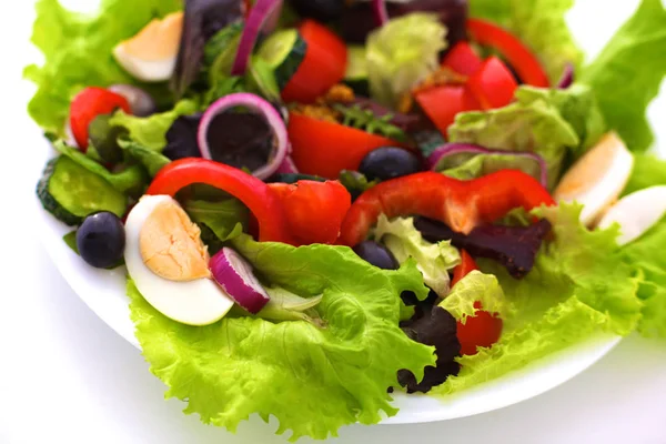 bir tabloda, seçici odak bir tabak içinde taze sebze salatası