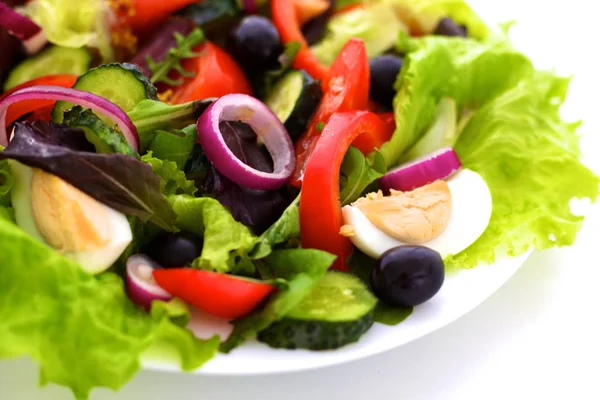 Insalata da verdure fresche in un piatto su un tavolo, un centro selettivo — Foto Stock