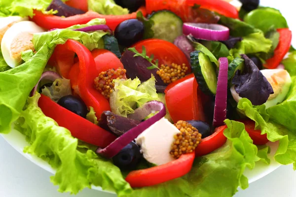 bir tabloda, seçici odak bir tabak içinde taze sebze salatası