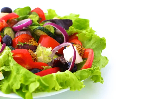 Insalata da verdure fresche in un piatto su un tavolo, un centro selettivo — Foto Stock