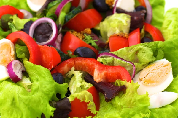 bir tabloda, seçici odak bir tabak içinde taze sebze salatası