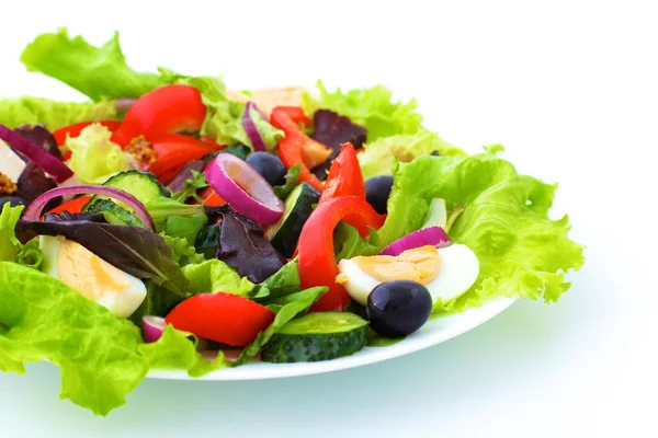 Sallad från färska grönsaker i en platta på ett bord, selektivt fokus — Stockfoto