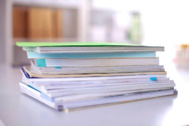 beyaz zemin üzerine kağıt yığını, yakın çekim