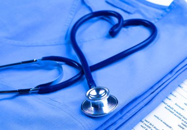 şekillendirme bir kalp ve tıbbi bir Tekdüzen, closeup Panosu'nda bir stetoskop