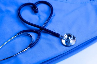 şekillendirme bir kalp ve tıbbi bir Tekdüzen, closeup Panosu'nda bir stetoskop