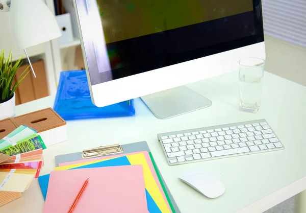 Office bord med tomt anteckningsblock och laptop — Stockfoto