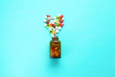 işadamı belgeleri ile bir klasör üzerinde duran