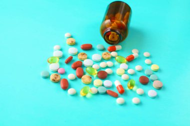 işadamı belgeleri ile bir klasör üzerinde duran