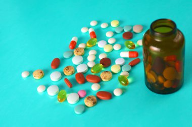 işadamı belgeleri ile bir klasör üzerinde duran