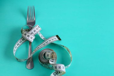 Teyp ölçme ile çatal. Diyet kavramı. Mavi.