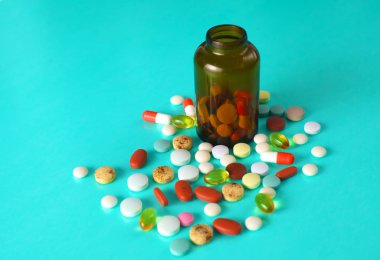 hapları üzerinde mavi bir arka plan ile sağlık stetoskop