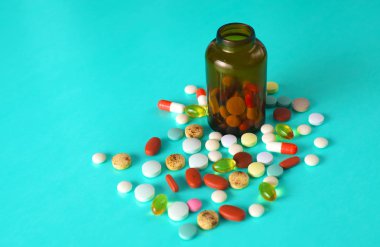 hapları üzerinde mavi bir arka plan ile sağlık stetoskop