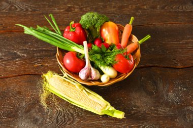 bir tabloda, seçici odak bir tabak içinde taze sebze salatası
