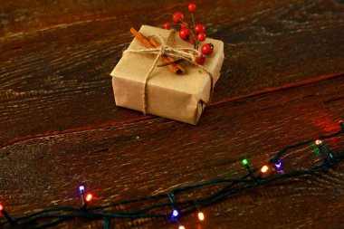 Noel hediyesi veya mevcut kutusunda rustik ahşap zemin üzerine dekorasyonu ile kraft kağıt sarılı