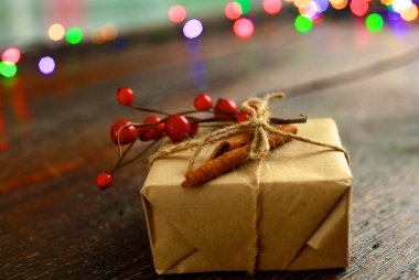 Noel hediyesi veya mevcut kutusunda rustik ahşap zemin üzerine dekorasyonu ile kraft kağıt sarılı