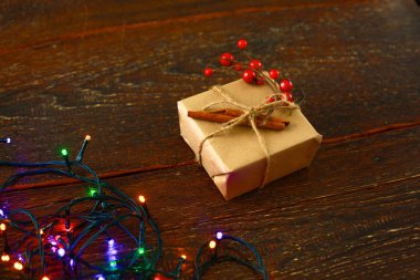 Noel hediyesi veya mevcut kutusunda rustik ahşap zemin üzerine dekorasyonu ile kraft kağıt sarılı