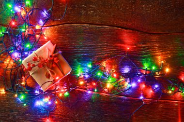 Noel hediyesi veya mevcut kutusunda rustik ahşap zemin üzerine dekorasyonu ile kraft kağıt sarılı