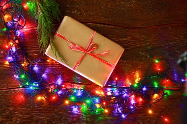 Noel hediyesi veya mevcut kutusunda rustik ahşap zemin üzerine dekorasyonu ile kraft kağıt sarılı