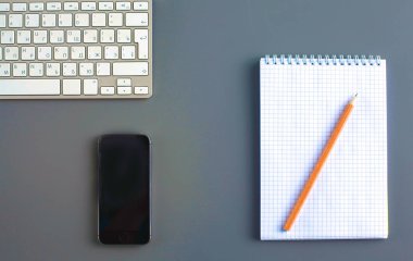 ofis büro dizüstü bilgisayar, kalem ve defter. Üstten Görünüm