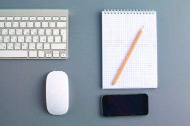 ofis büro dizüstü bilgisayar, kalem ve defter. Üstten Görünüm