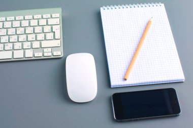 ofis büro dizüstü bilgisayar, kalem ve defter. Üstten Görünüm