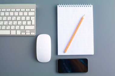 ofis büro dizüstü bilgisayar, kalem ve defter. Üstten Görünüm