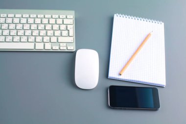 ofis büro dizüstü bilgisayar, kalem ve defter. Üstten Görünüm